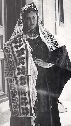 Hebron woman in traditional dress