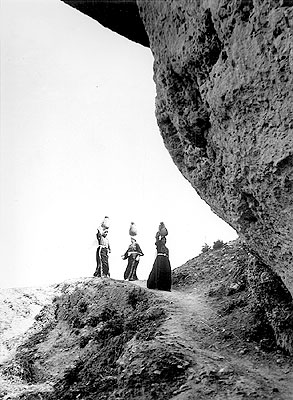 Palestinian women returning to village with water